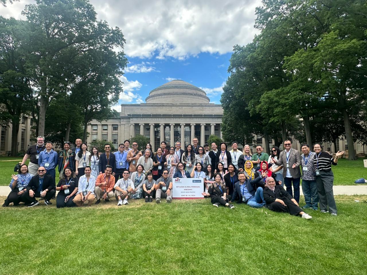 MIT Sloan Cambridge キャンパスでの IDEAS Asia Pacific 集合写真